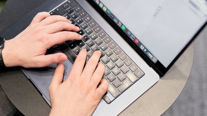 Bequem am Laptop investieren